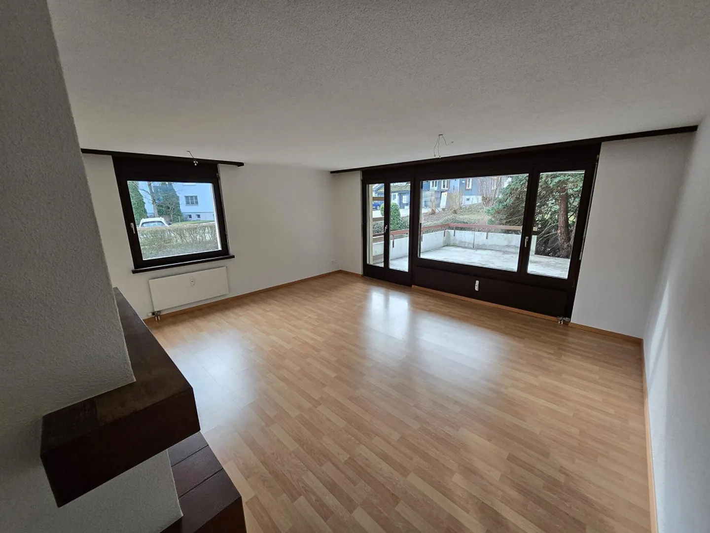 Frisch renovierte 3.5-Zi-EG-Wohnung mit Cheminée und eigener Garage - Foto 2 von 7