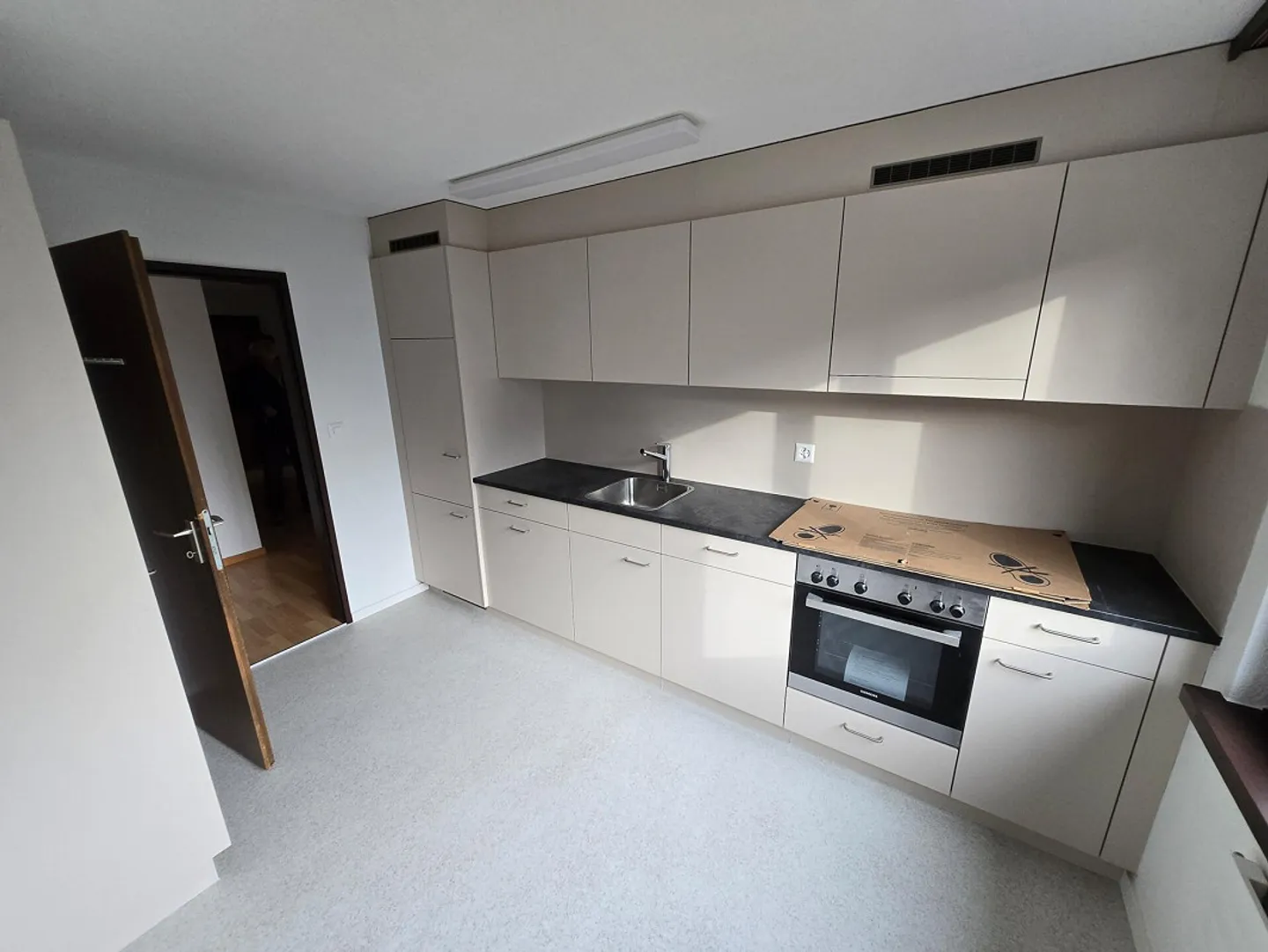 Frisch renovierte 3.5-Zi-EG-Wohnung mit Cheminée und eigener Garage - Foto 3 von 7