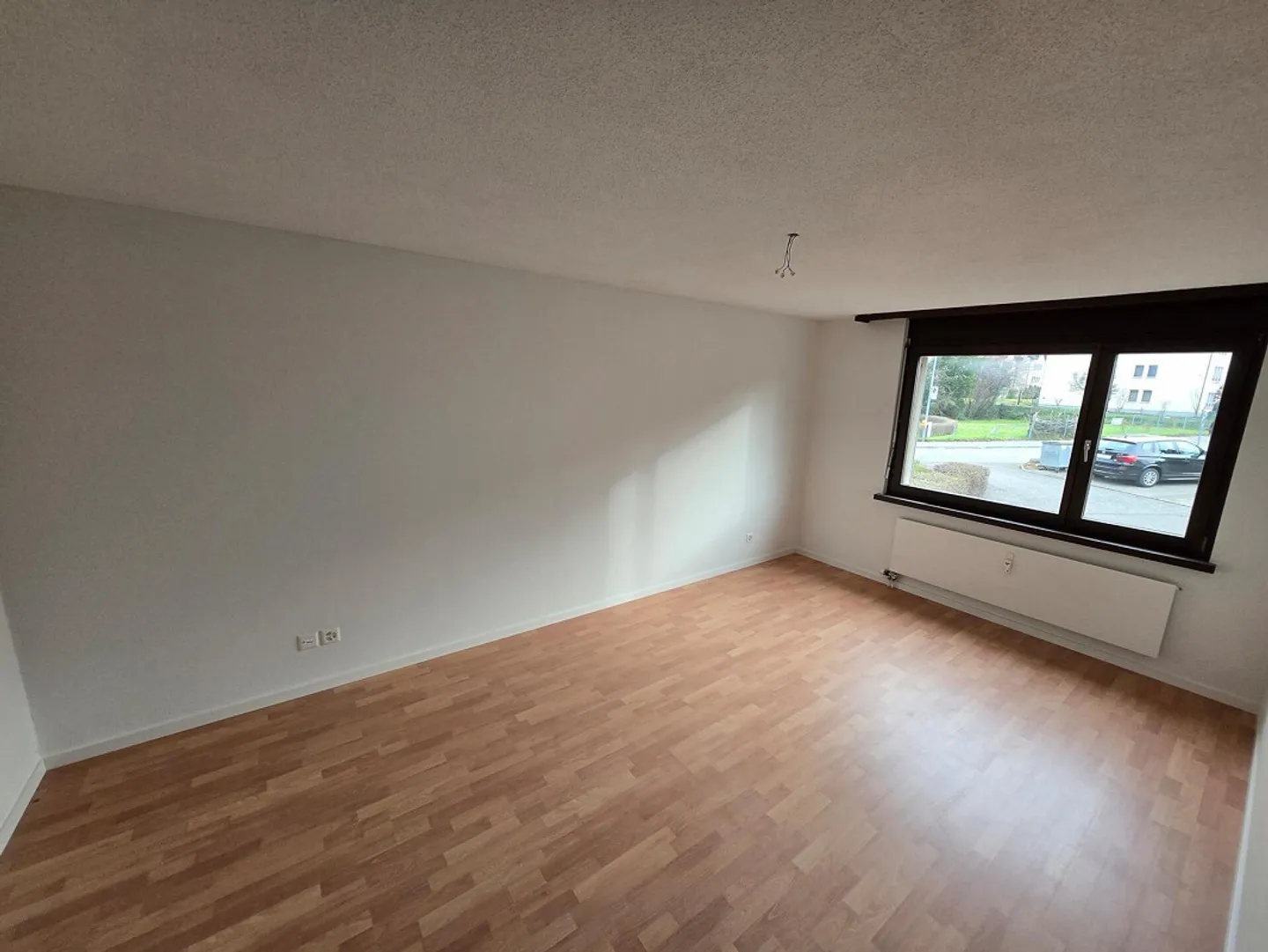 Frisch renovierte 3.5-Zi-EG-Wohnung mit Cheminée und eigener Garage - Foto 4 von 7