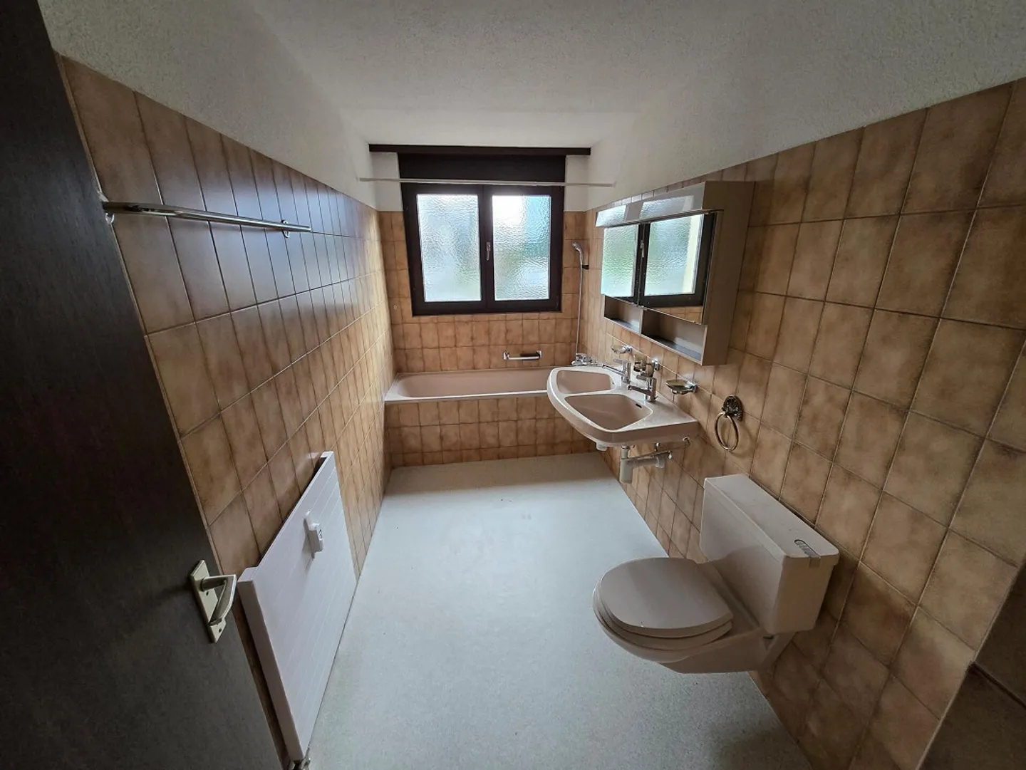 Frisch renovierte 3.5-Zi-EG-Wohnung mit Cheminée und eigener Garage - Foto 6 von 7