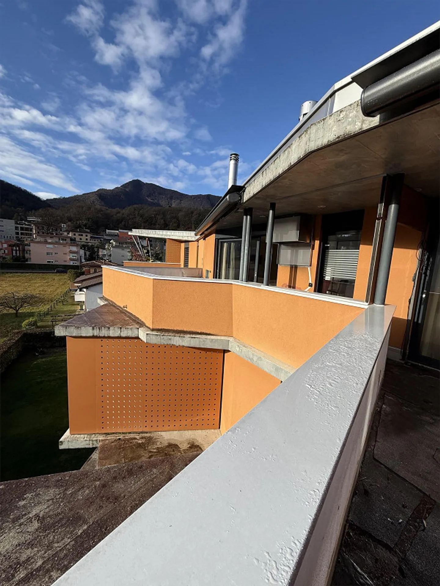 Splendid penthouse 4.5 rooms in Losone also as a secondary residence - Photo 18 of 19