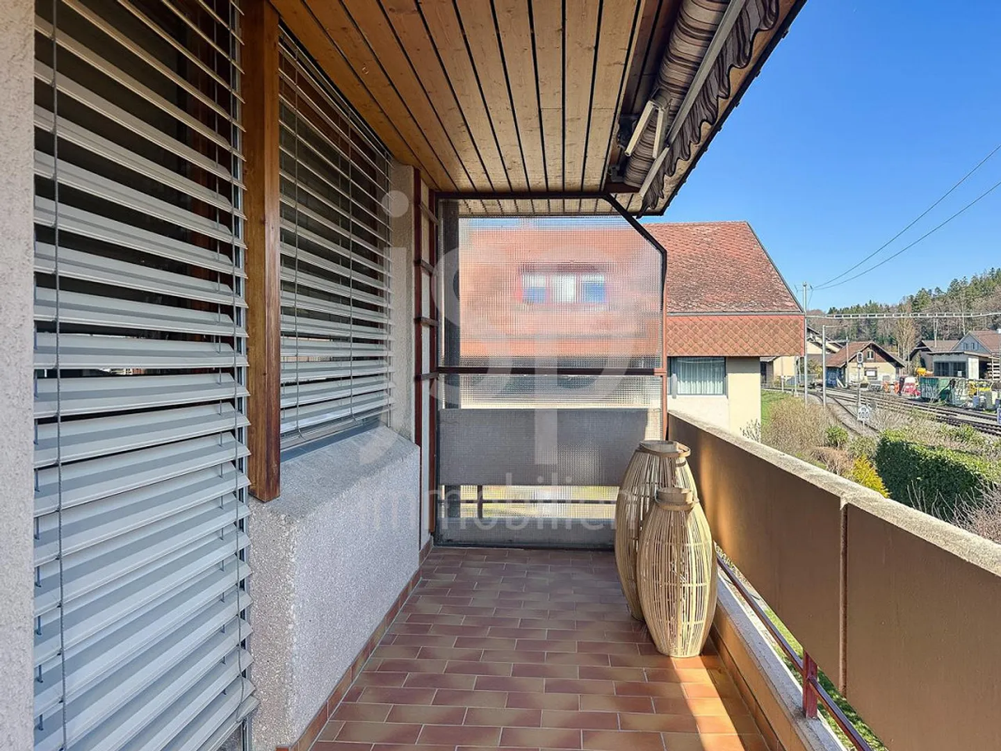 Un appartement pratique de 3,5 pièces directement à la gare de Niederscherli - Photo 3 sur 14