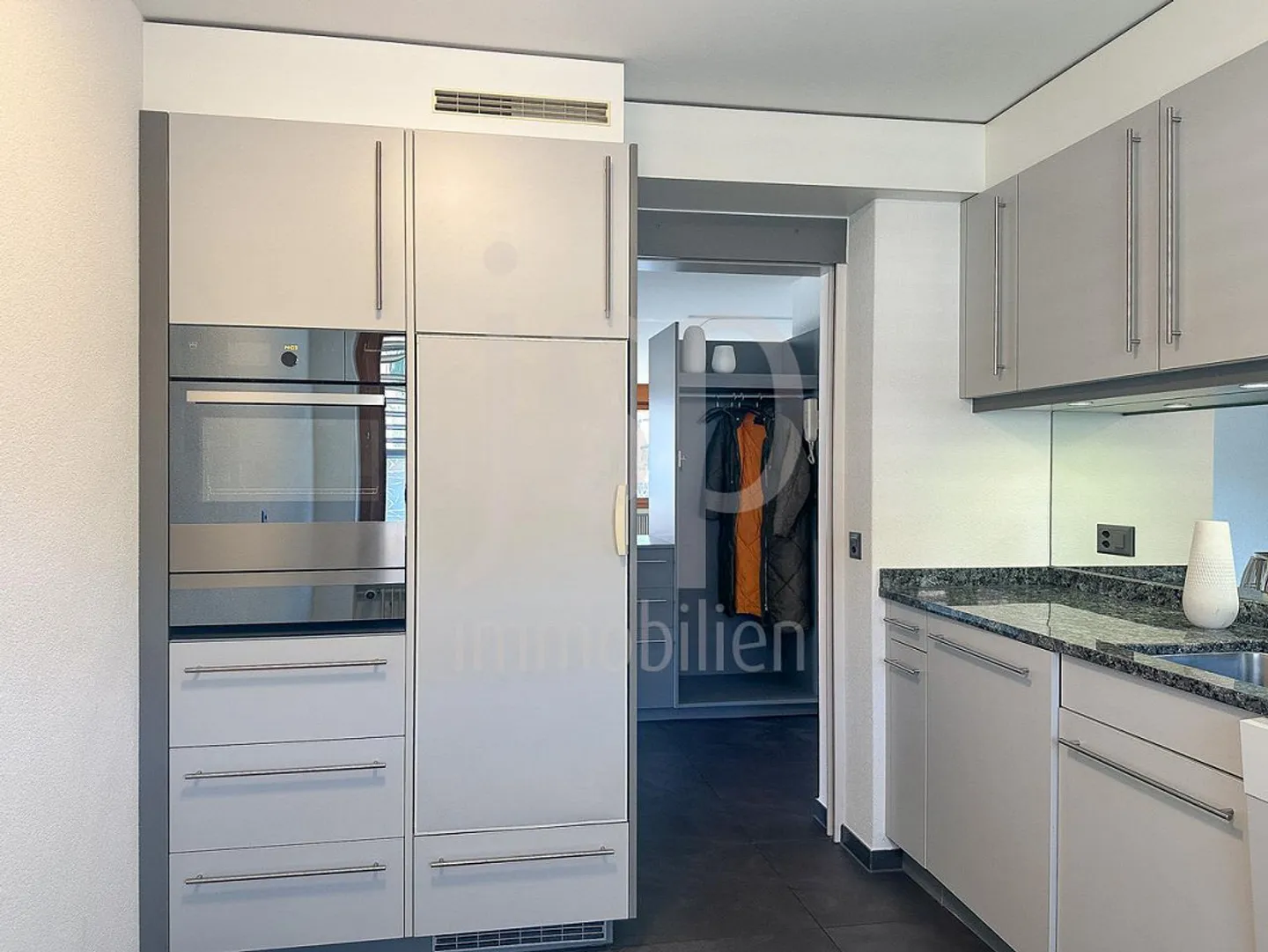 Un appartement pratique de 3,5 pièces directement à la gare de Niederscherli - Photo 5 sur 14