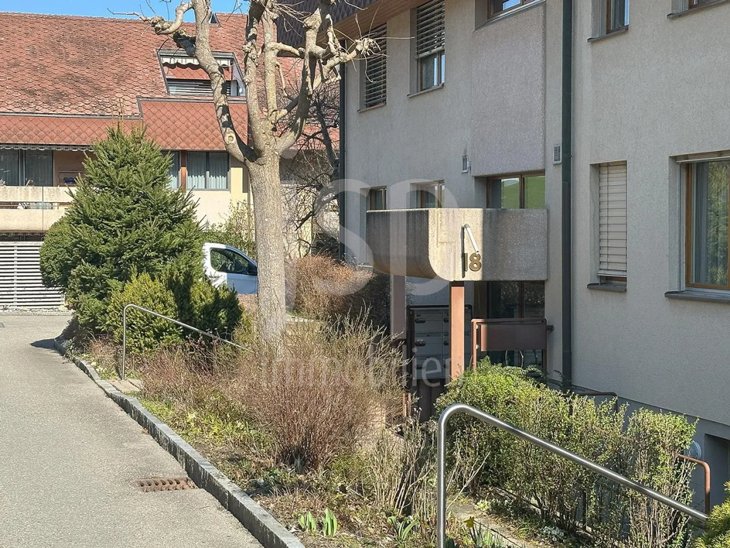Un appartement pratique de 3,5 pièces directement à la gare de Niederscherli - Photo 12 sur 14