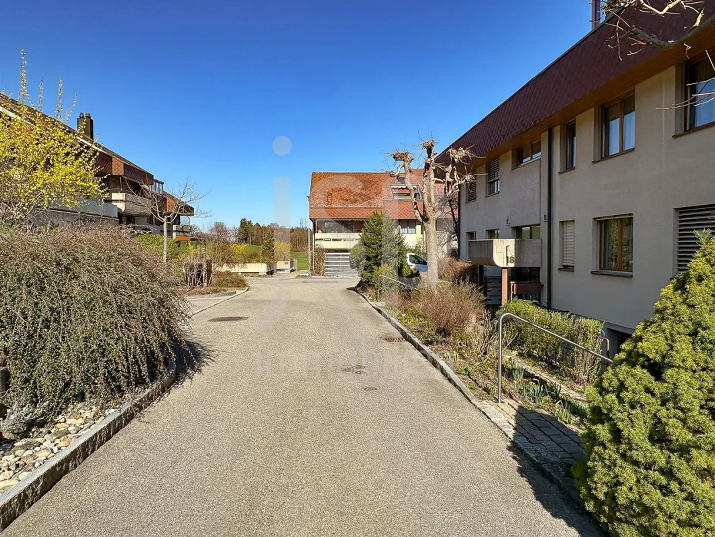 Un appartement pratique de 3,5 pièces directement à la gare de Niederscherli - Photo 13 sur 14