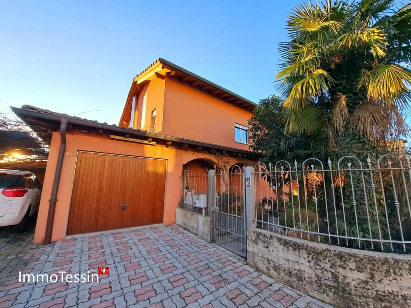 Moderne Villa mit grossem Garten an idyllischer und ruhiger Lage in Rancate nahe Mendrisio - Foto 1 von 13
