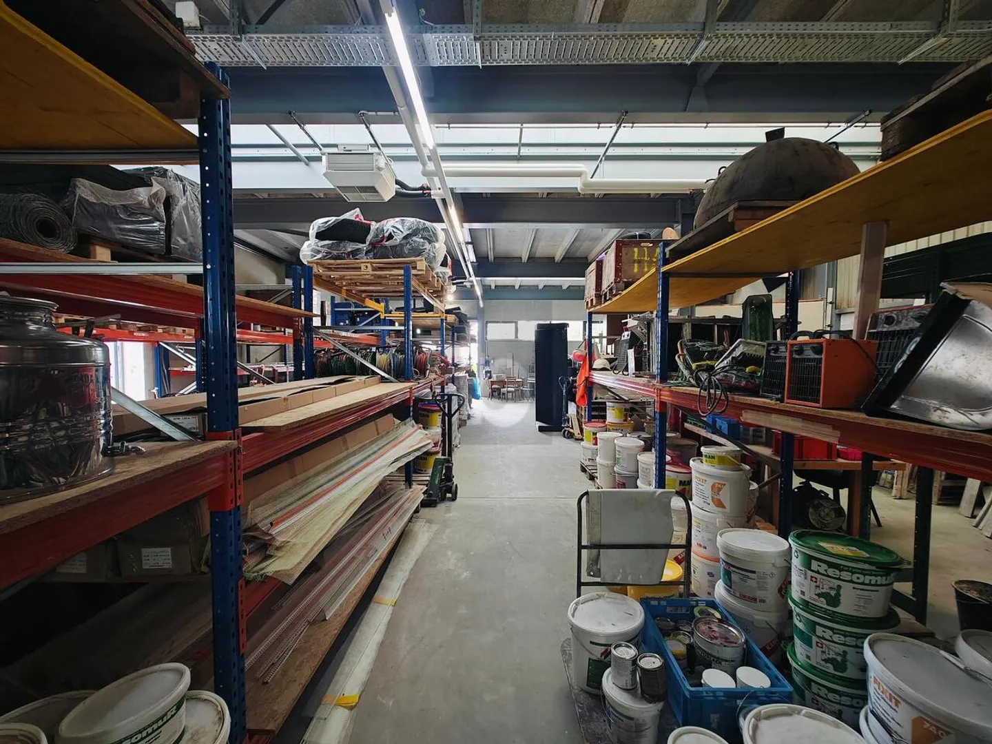 GROSSZÜGIGE FLÄCHE MIT RAMPE UND BÜRO - Foto 3 von 4