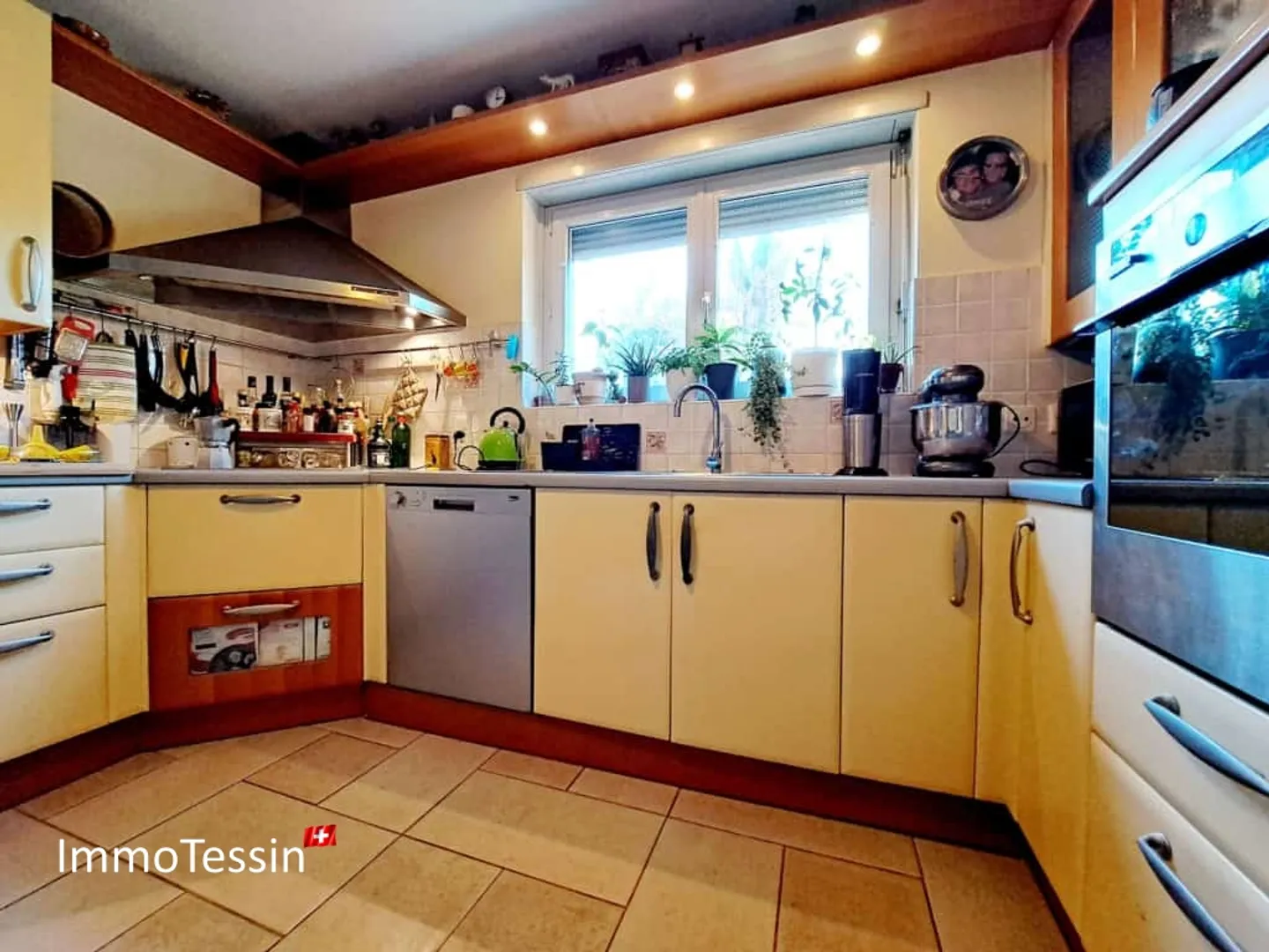 Moderne Villa mit grossem Garten an idyllischer und ruhiger Lage in Rancate nahe Mendrisio - Foto 6 von 13