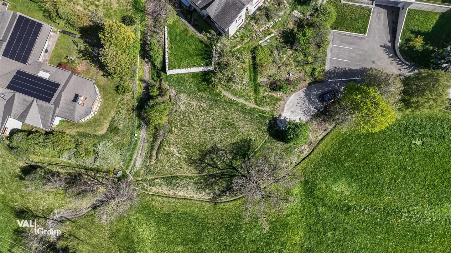 Building land with approved single-family house in an exclusive, elevated location - Photo 9 of 10
