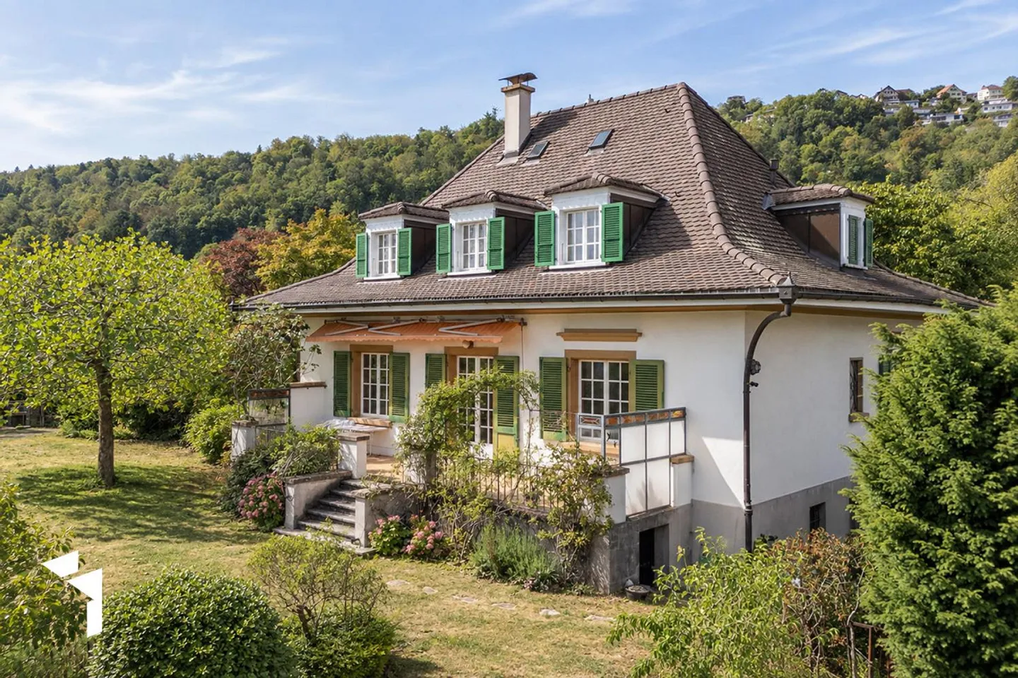 Spacious 7.5-Room Villa with Panoramic View - Photo 1 of 17