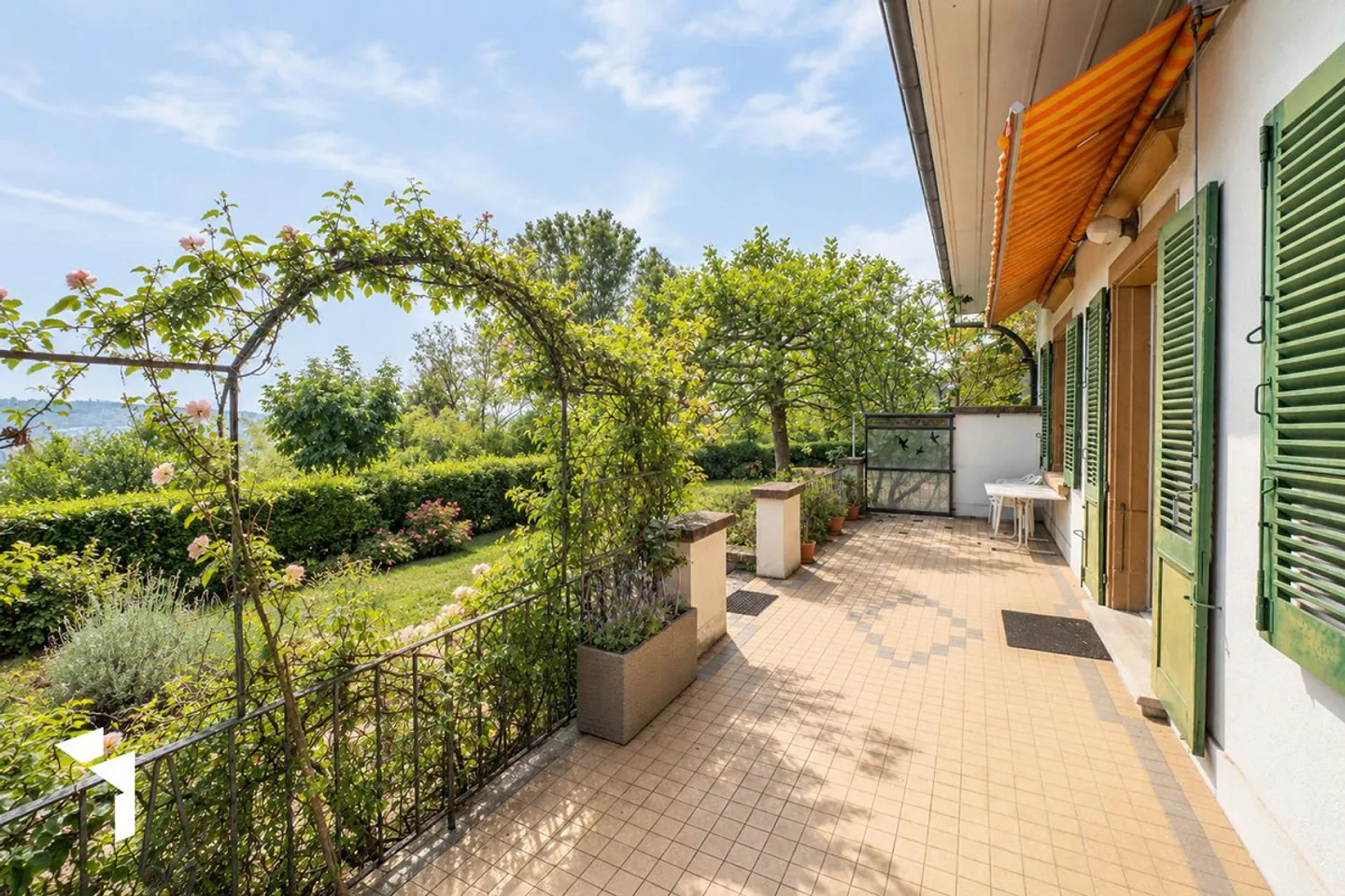 Spacious 7.5-Room Villa with Panoramic View - Photo 2 of 17