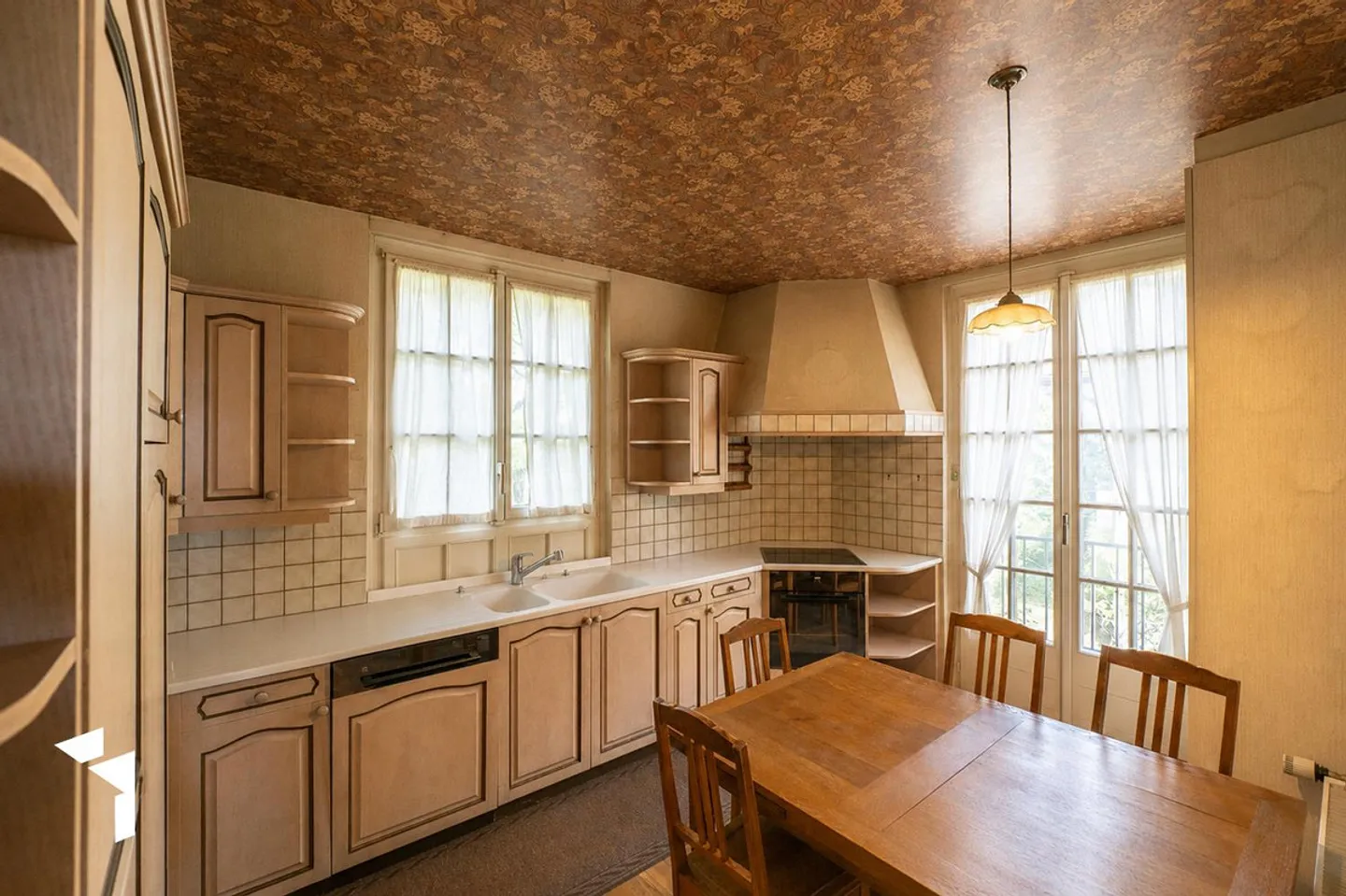 Spacious 7.5-Room Villa with Panoramic View - Photo 5 of 17