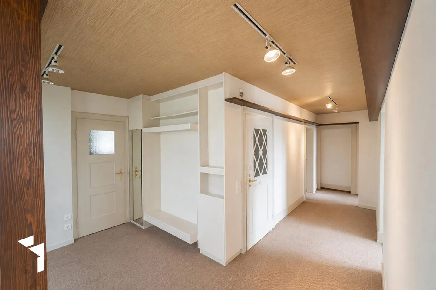 Spacious 7.5-Room Villa with Panoramic View - Photo 6 of 17