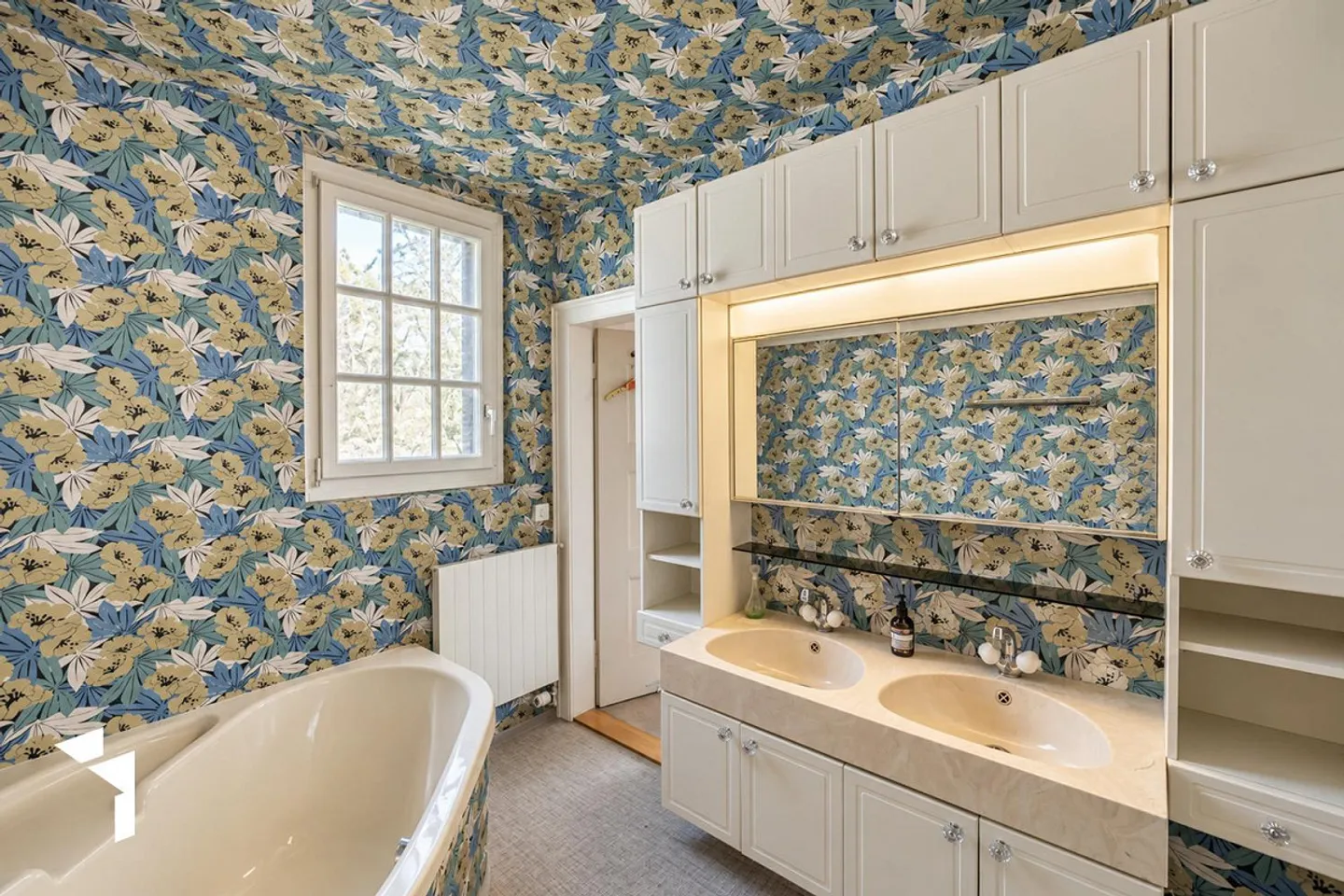 Spacious 7.5-Room Villa with Panoramic View - Photo 8 of 17