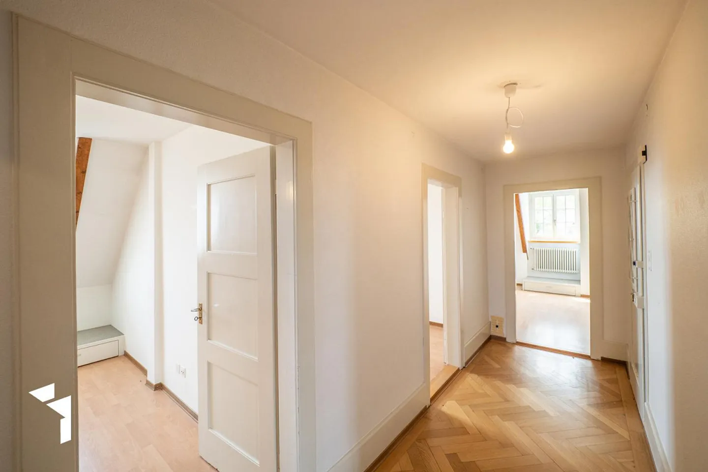 Spacious 7.5-Room Villa with Panoramic View - Photo 10 of 17