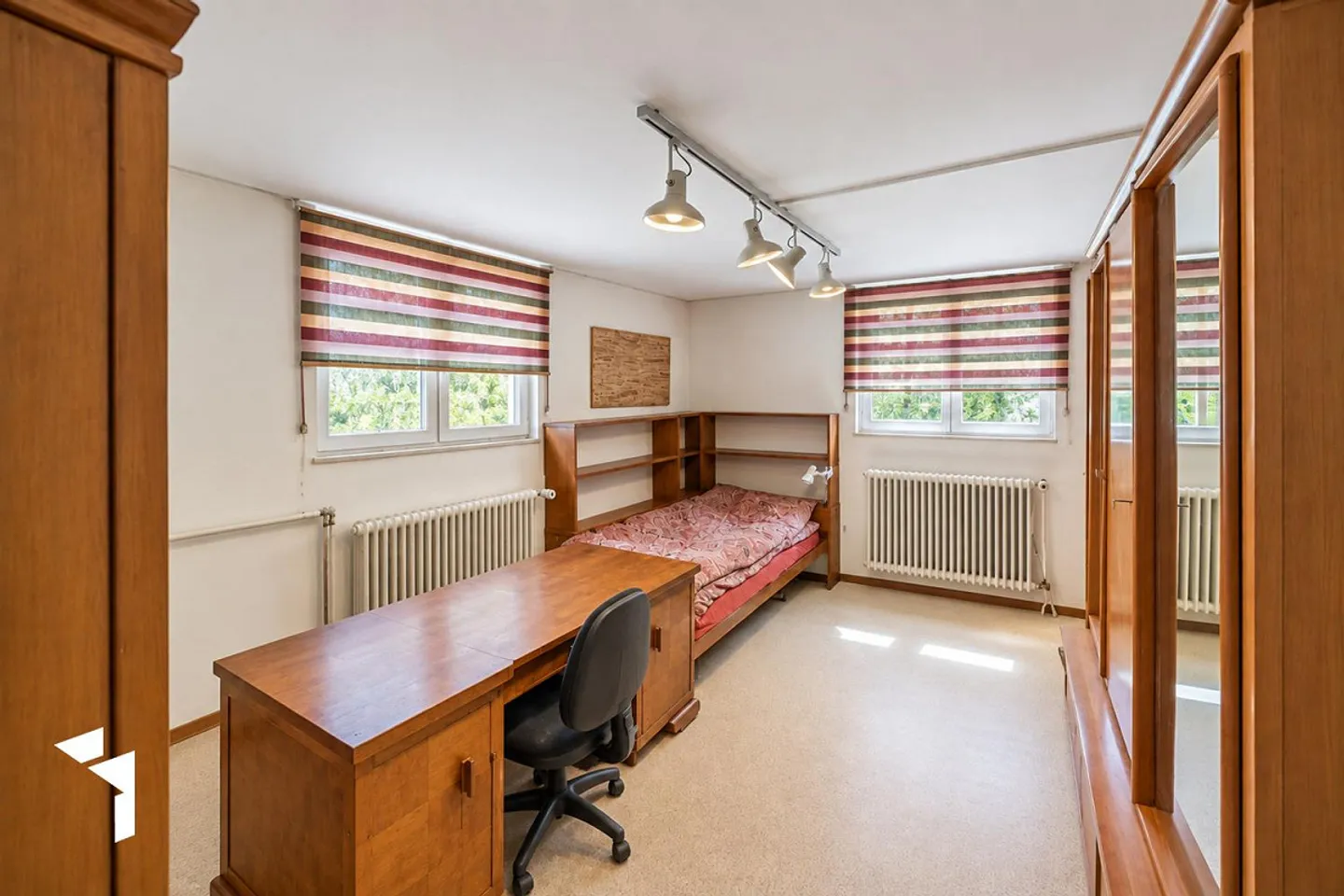 Spacious 7.5-Room Villa with Panoramic View - Photo 14 of 17