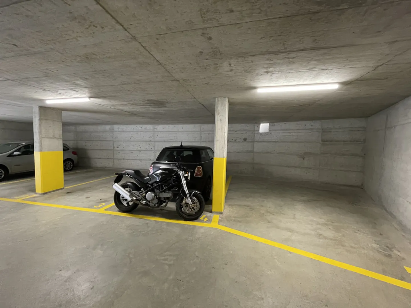 Posto auto interno n. 4 - Foto 2 di 2