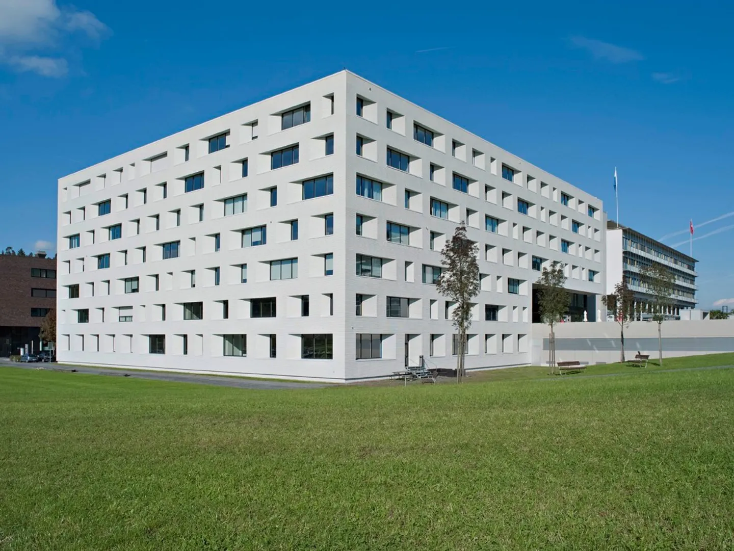 Dans un emplacement central et bien desservi, nous louons des espaces de bureau attrayants - Photo 1 sur 8