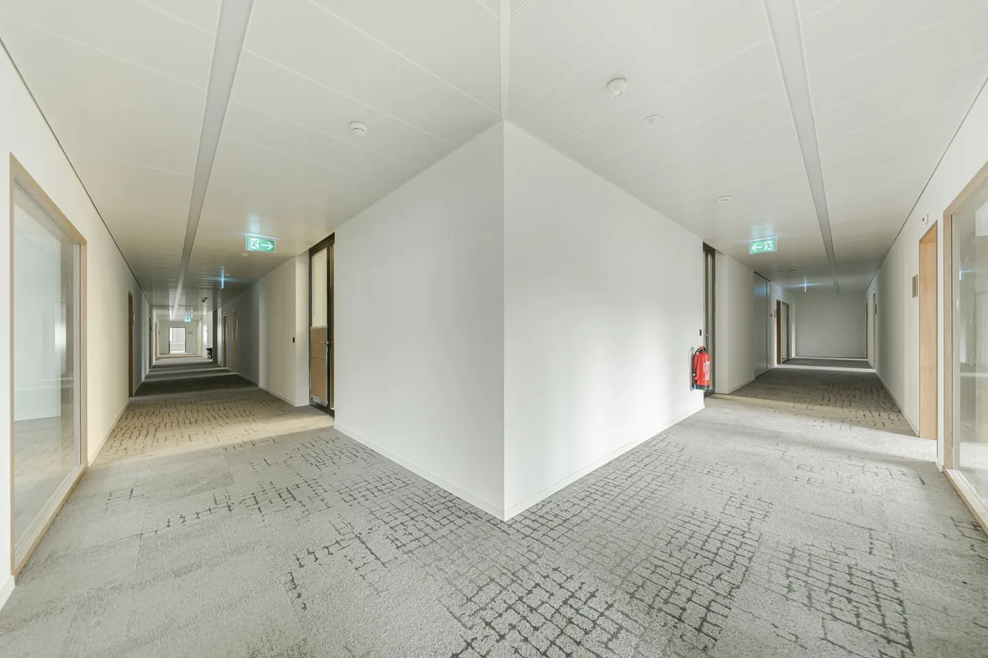 Dans un emplacement central et bien desservi, nous louons des espaces de bureau attrayants - Photo 4 sur 8