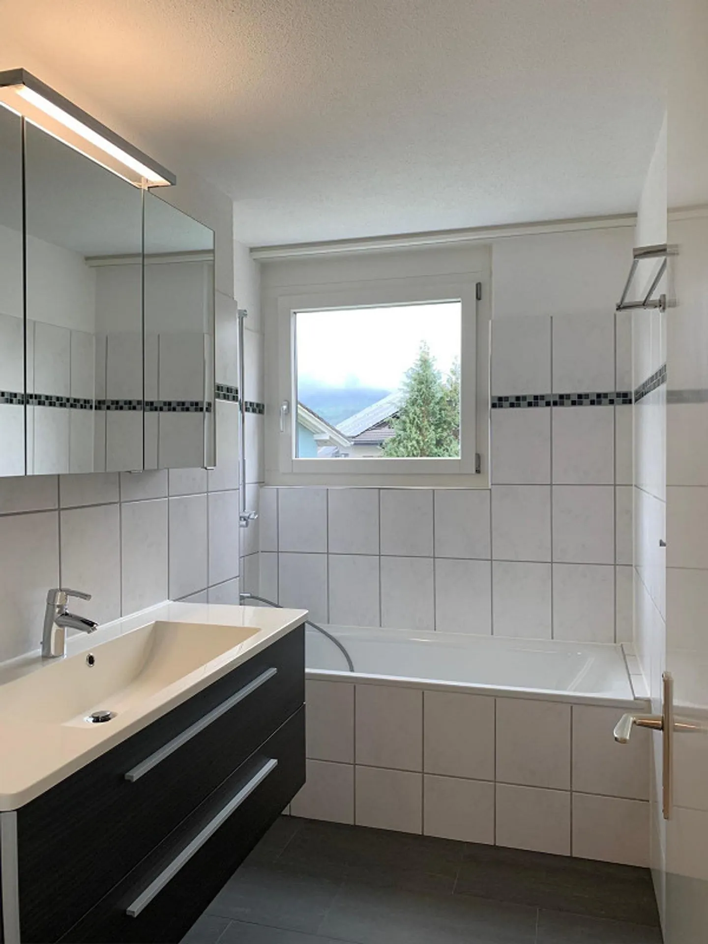 Modernes Apartment mit Bergsicht - Foto 8 von 9