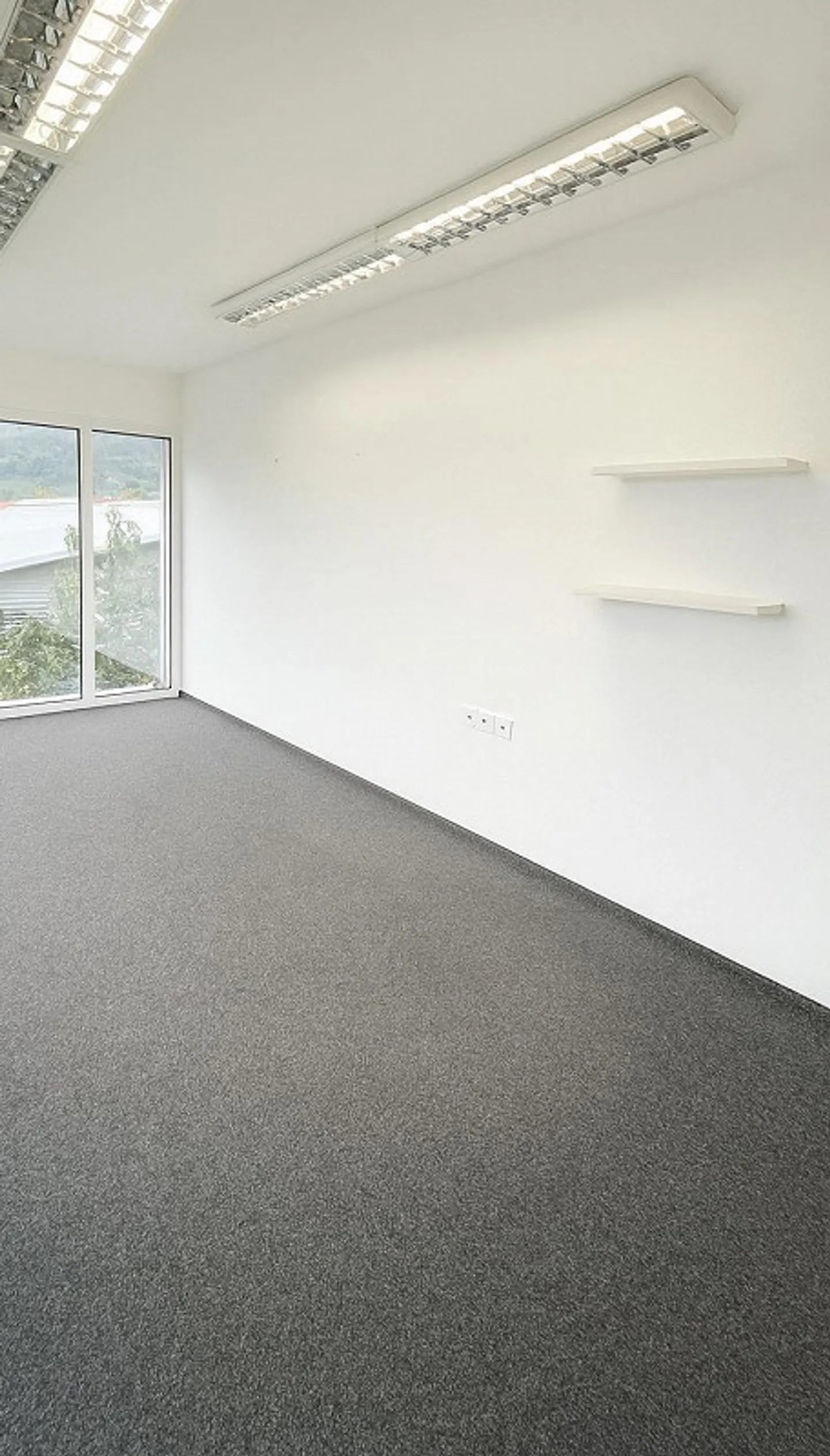 Rental of an attractive office space in Au - Photo 2 of 4