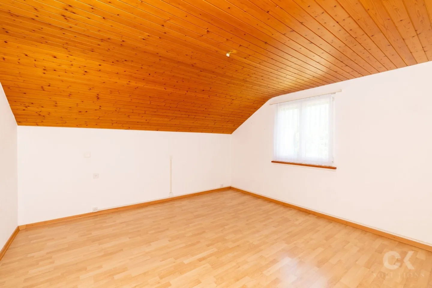 Charming home with a large garden and plenty of potential - Photo 14 of 22