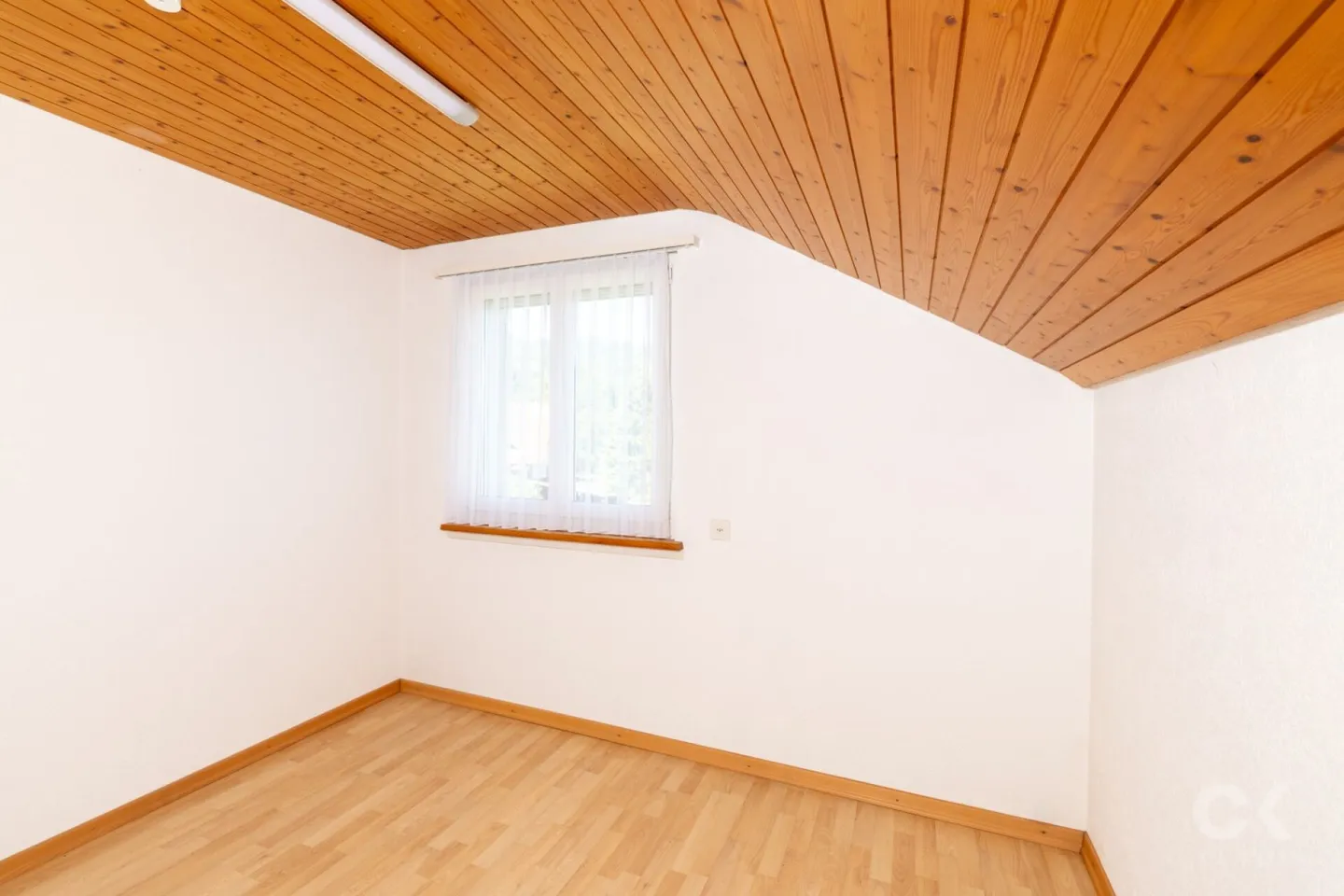 Charming home with a large garden and plenty of potential - Photo 15 of 22