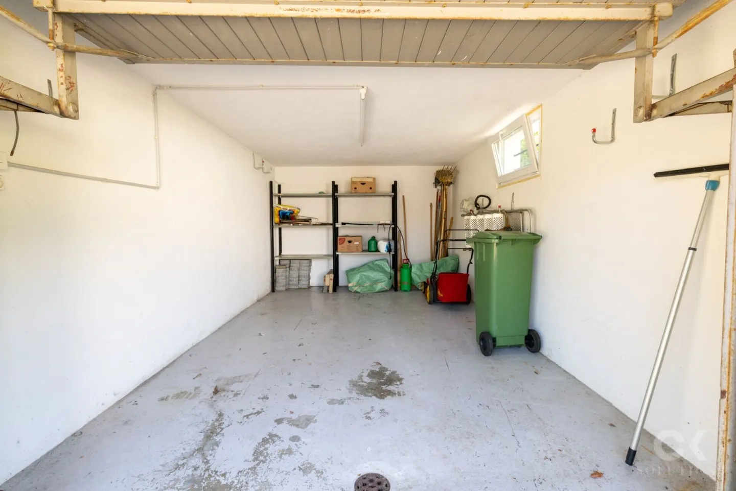 Charming home with a large garden and plenty of potential - Photo 20 of 22