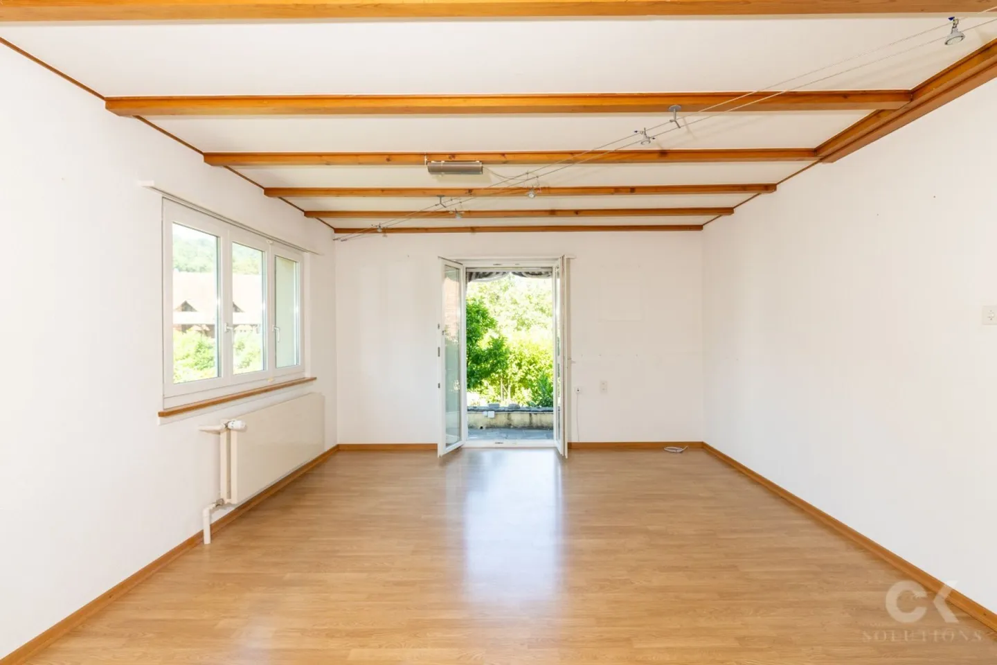 Charming home with a large garden and plenty of potential - Photo 6 of 22