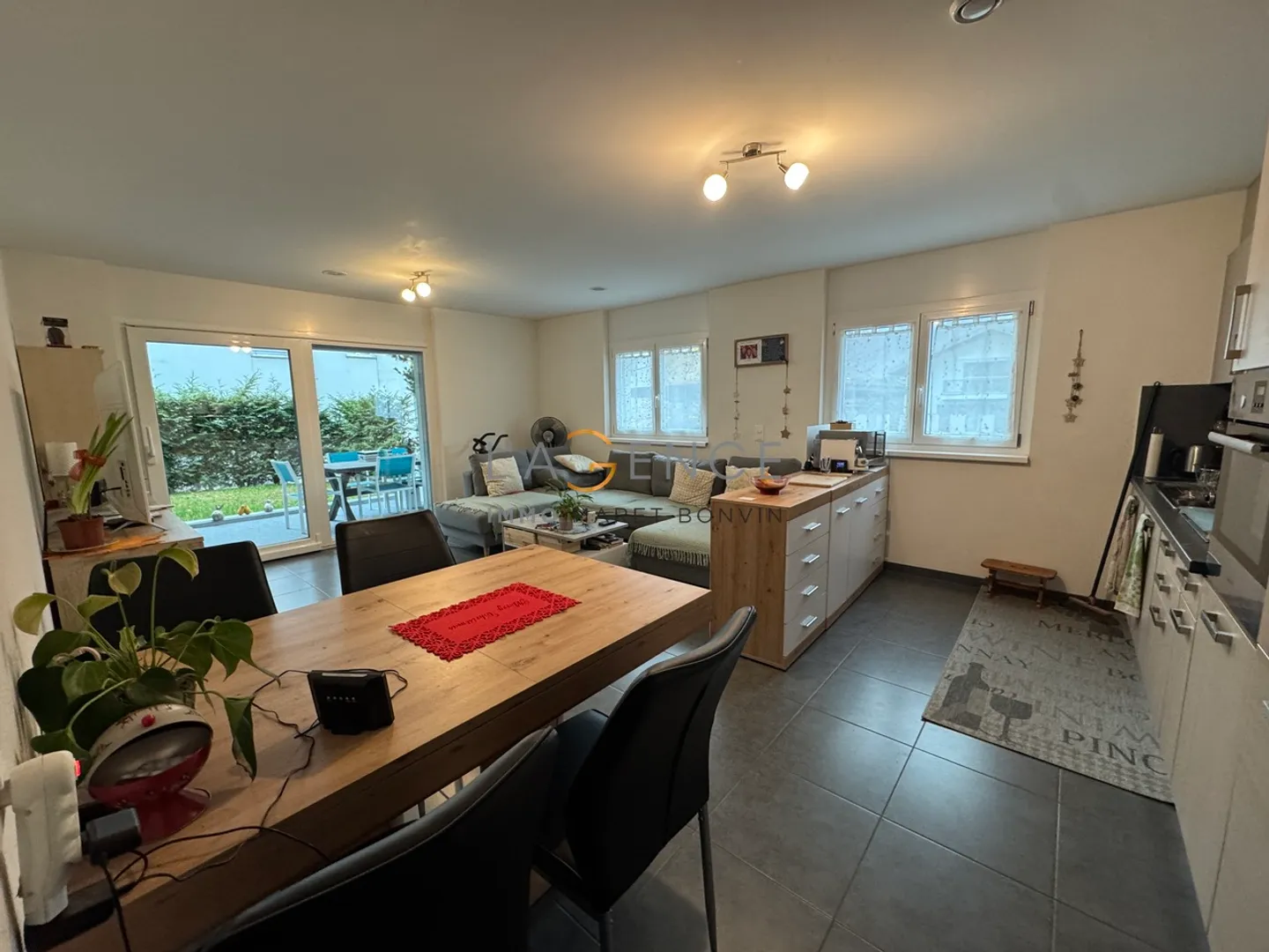 Appartement Charmant avec Terrasse - Photo 1 sur 4