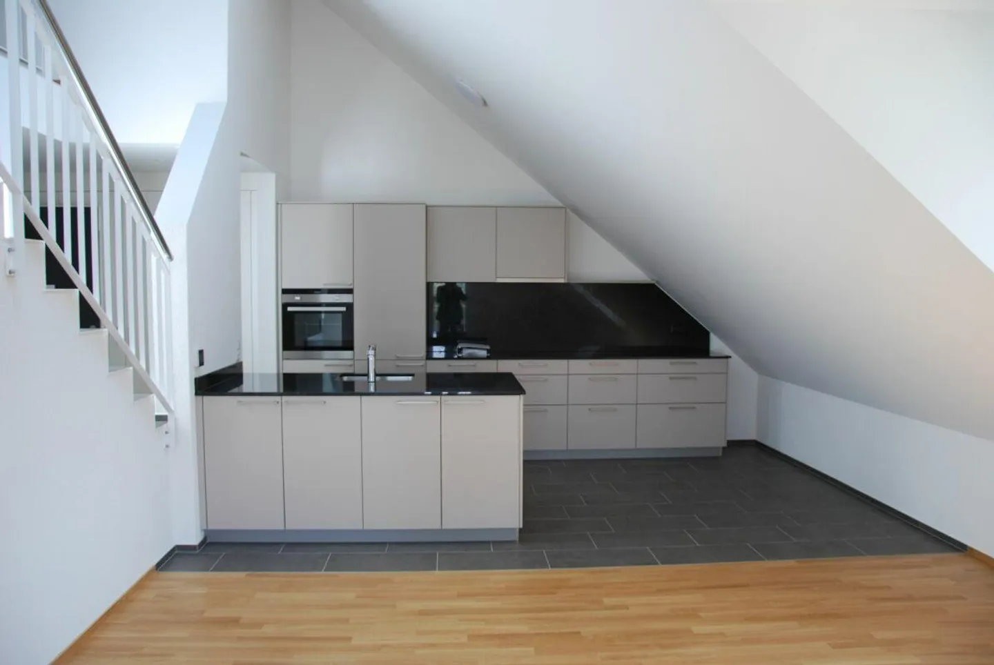 Bright modern 4.5 maisonette penthouse - Photo 2 of 12