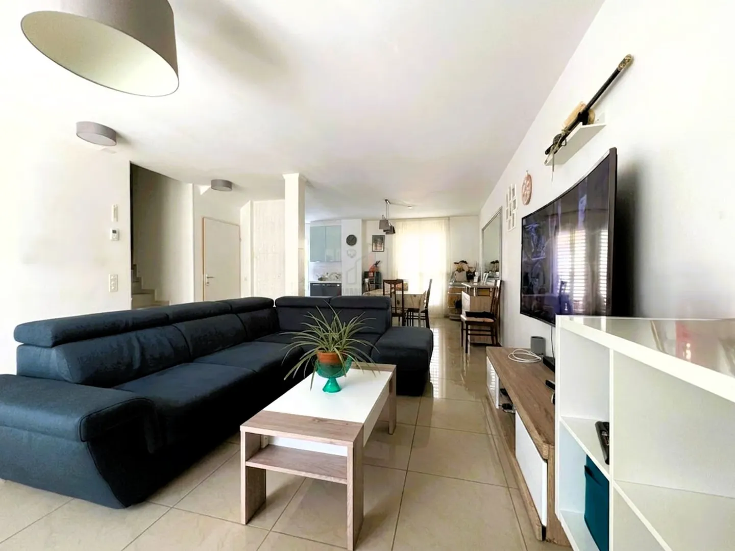 Beautiful Townhouse - Photo 3 of 13