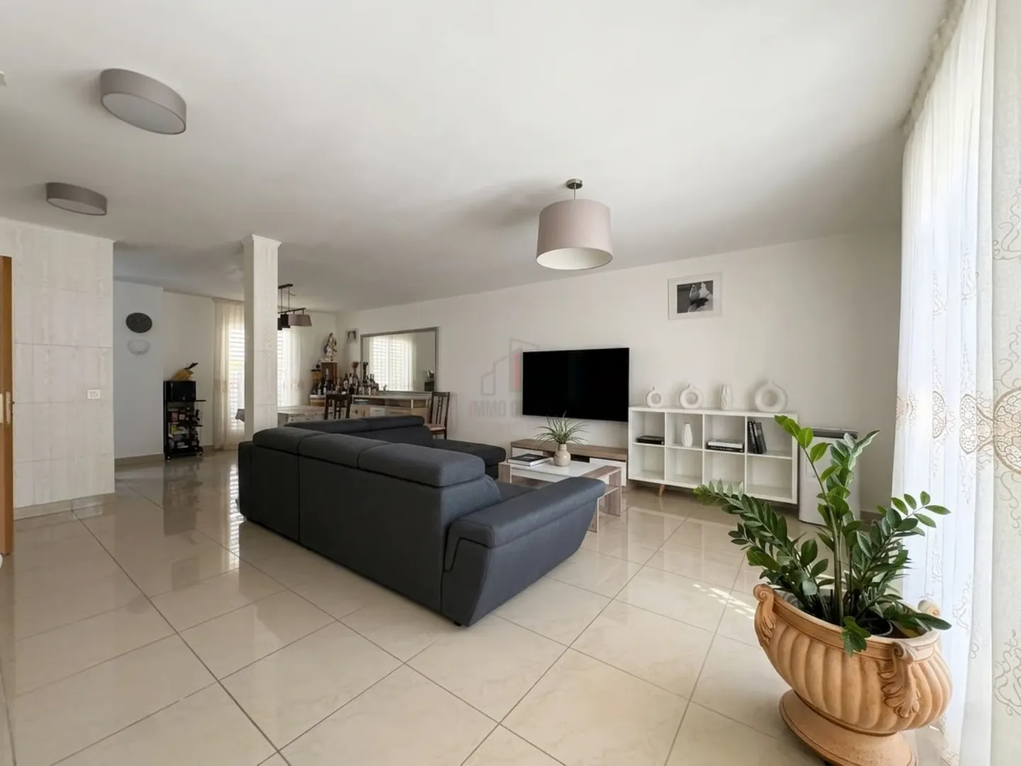 Beautiful Townhouse - Photo 4 of 13