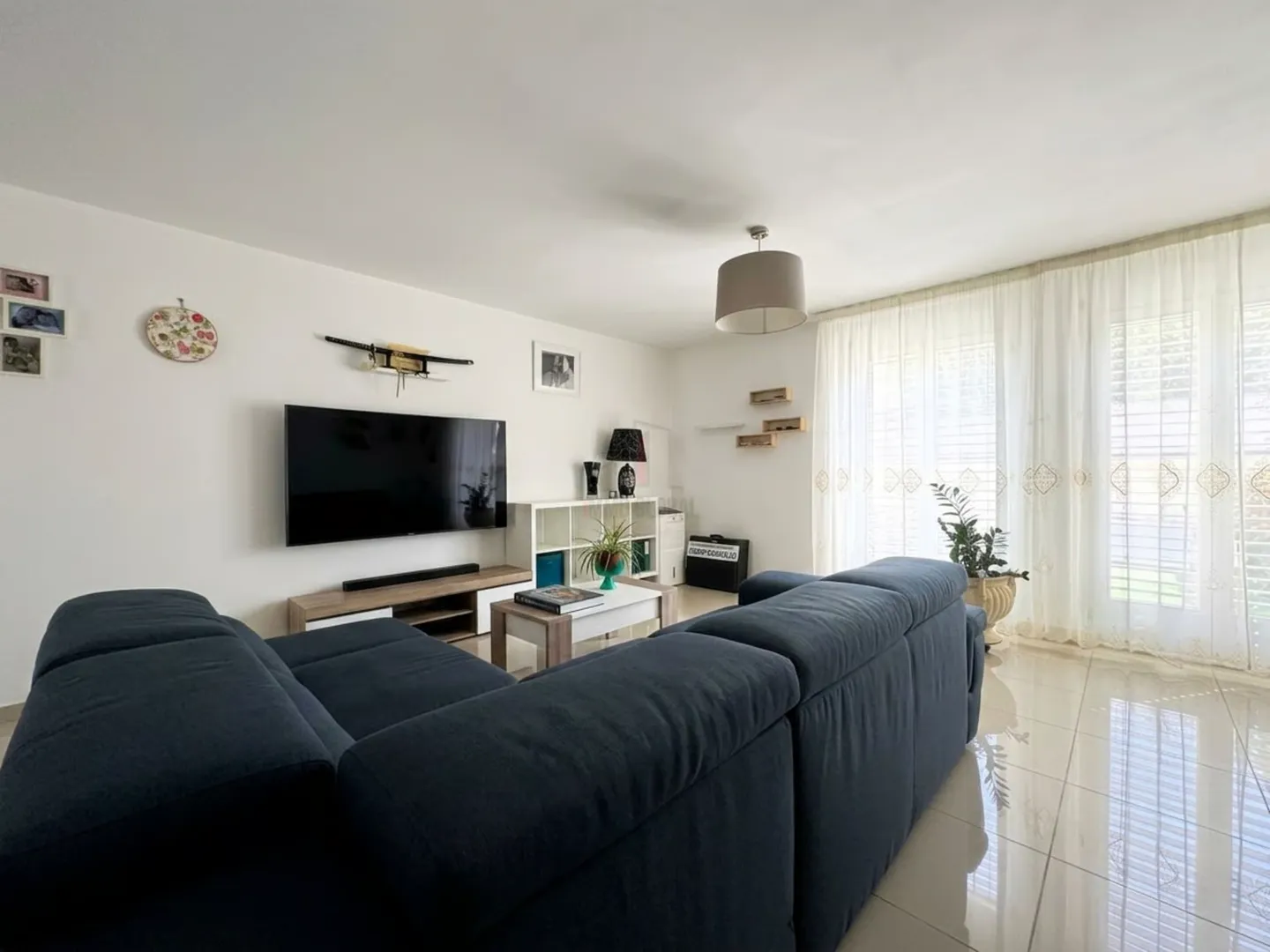 Beautiful Townhouse - Photo 5 of 13