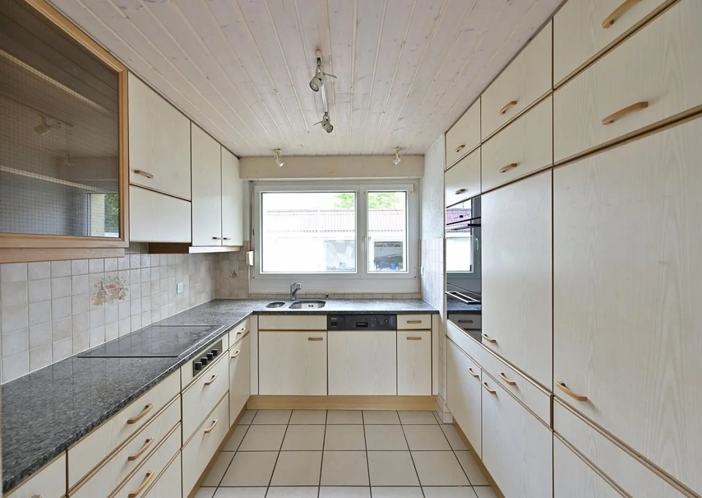 FAMILIENPARADIES MIT GROSSEM GARTEN UND GARAGE - Foto 4 von 12