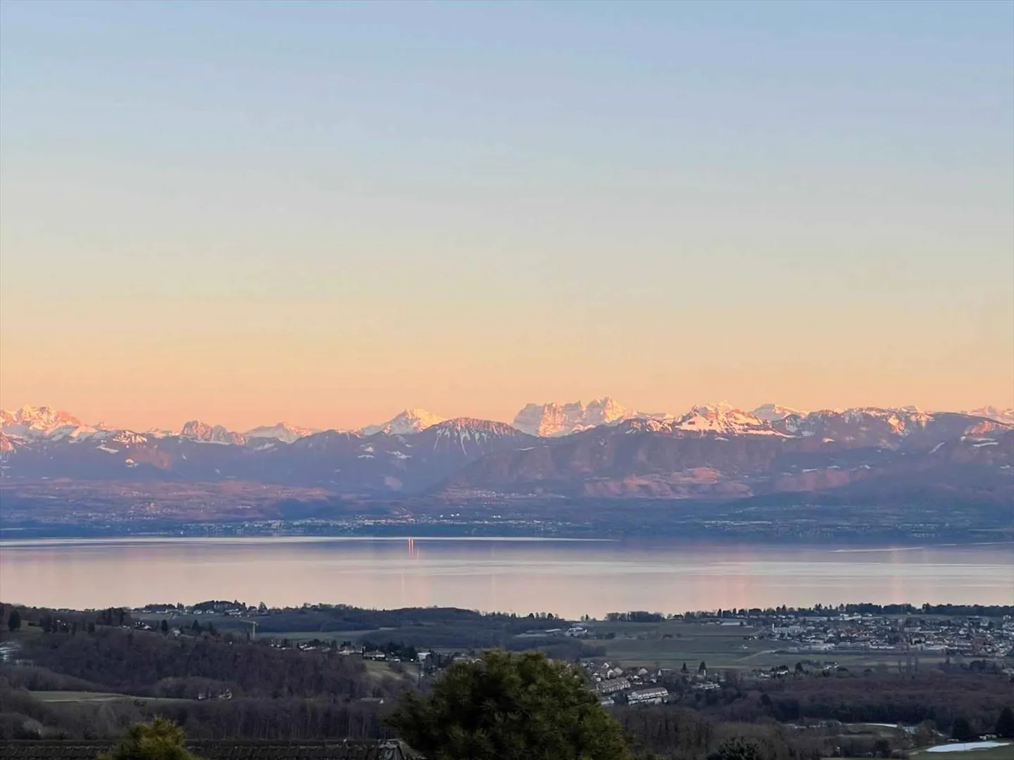 Contemporary villa with stunning views of Lake Geneva and the Alps - Photo 3 of 8
