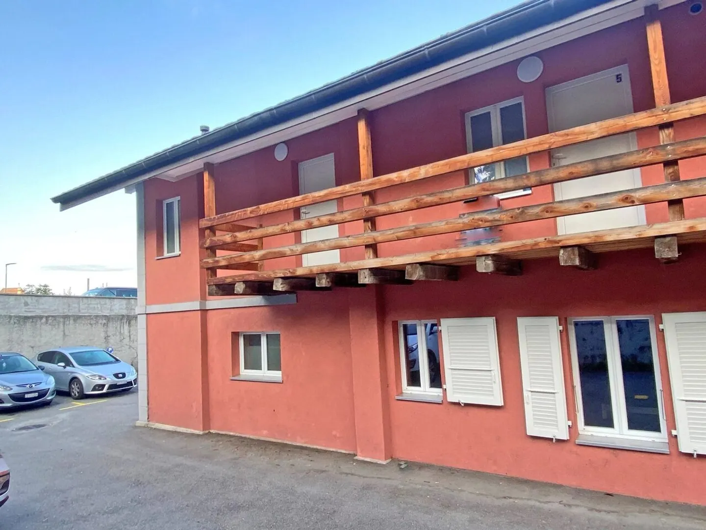 Mixed-use building - Photo 2 of 13