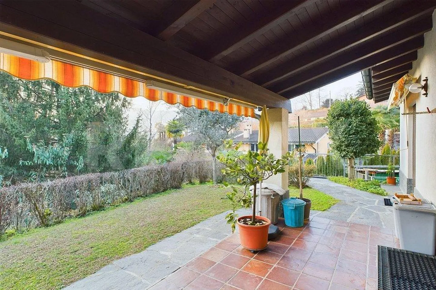 Eleganza e privacy a Muzzano - Villa con grande giardino privato - Foto 8 di 13