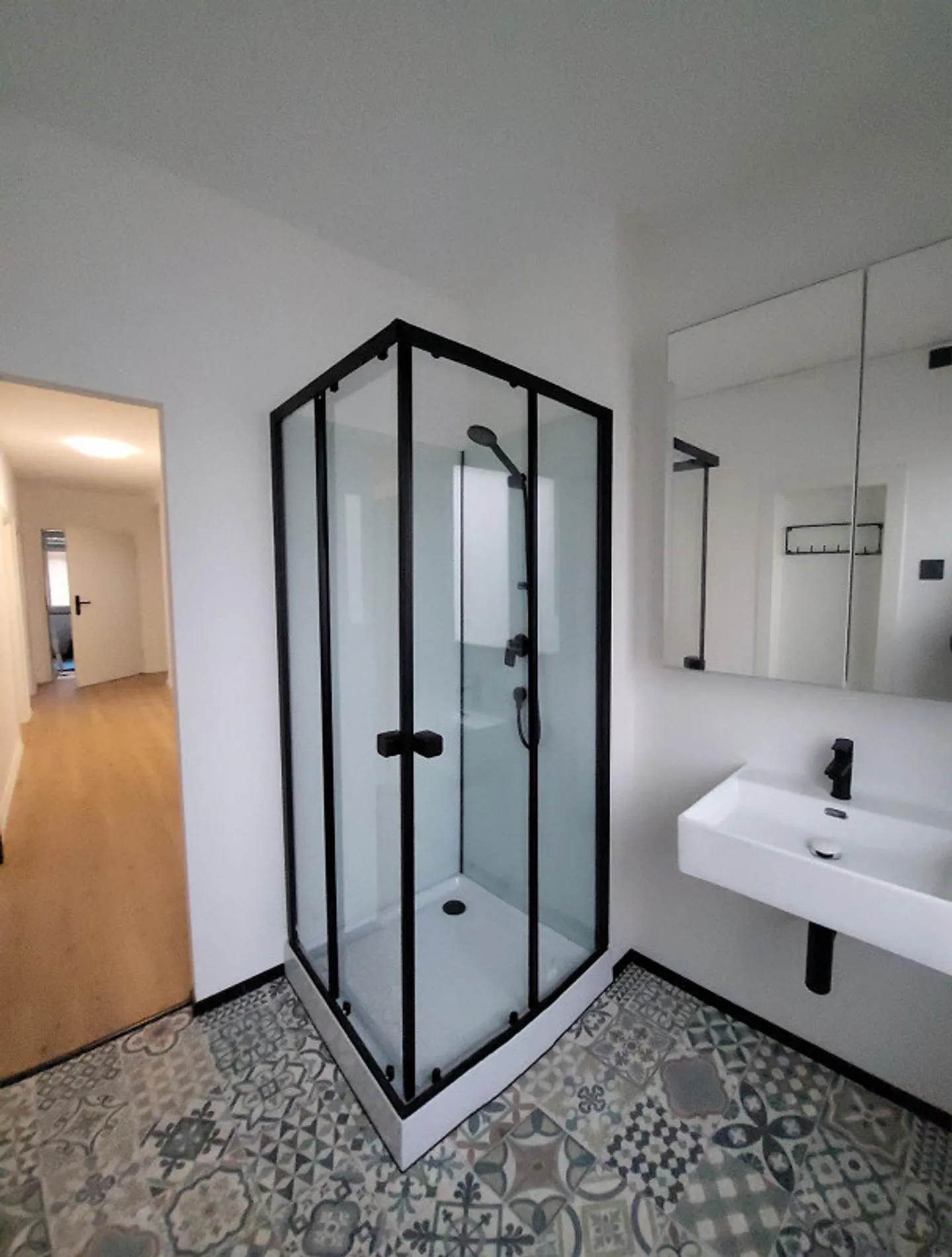 Charmante appartement ancien récemment rénové avec balcon et coin salon dans le jardin - Photo 8 sur 14