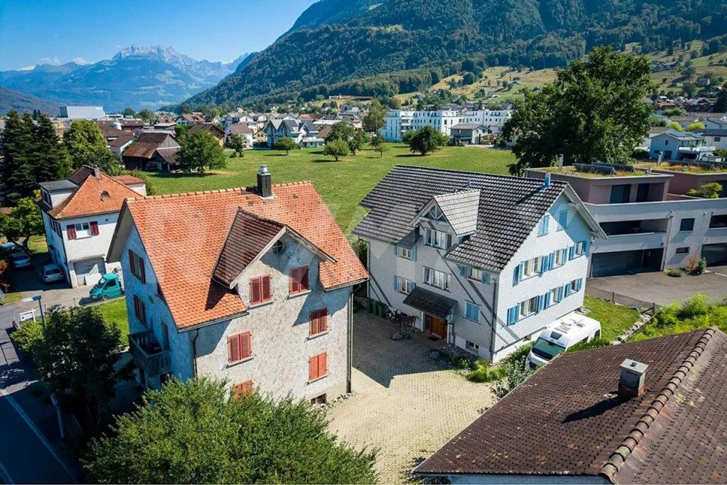 Zwei Mehrfamilienhäuser mit je drei Wohnungen in Reichenburg SZ zu ... - Foto 1 di 13
