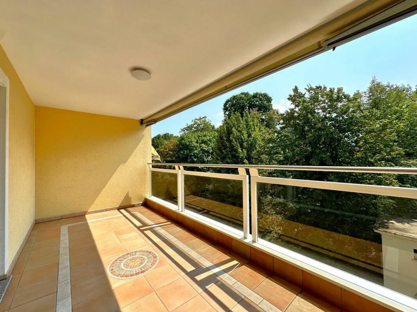 Strategic 3.5-room apartment a stone's throw from the lake - Photo 2 of 12