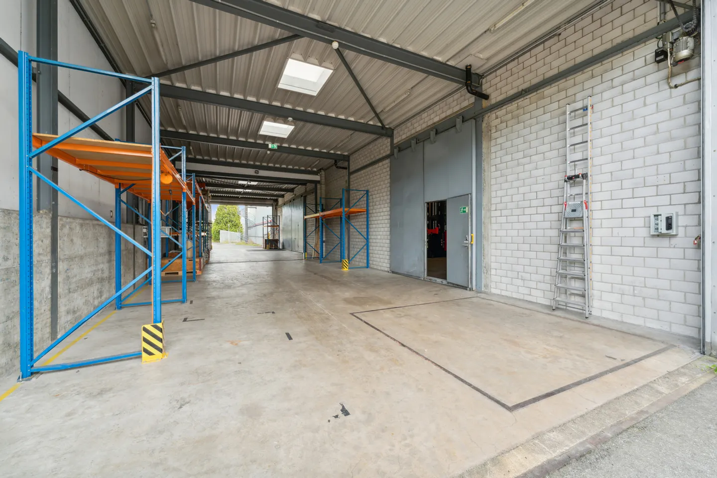 1'400 m2 Dépôt/Stockage - Hauteur  10m - Accès camions/utilitaires - Photo 2 sur 4