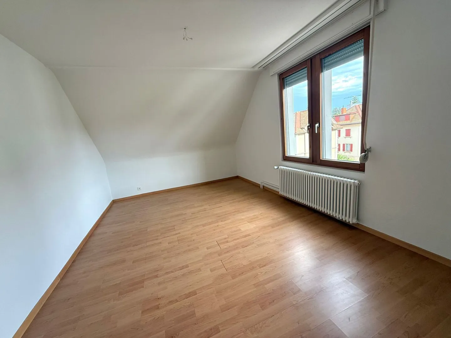 Ampio appartamento mansardato di 3,5 locali in una casa di 3 famiglie - Foto 5 di 11