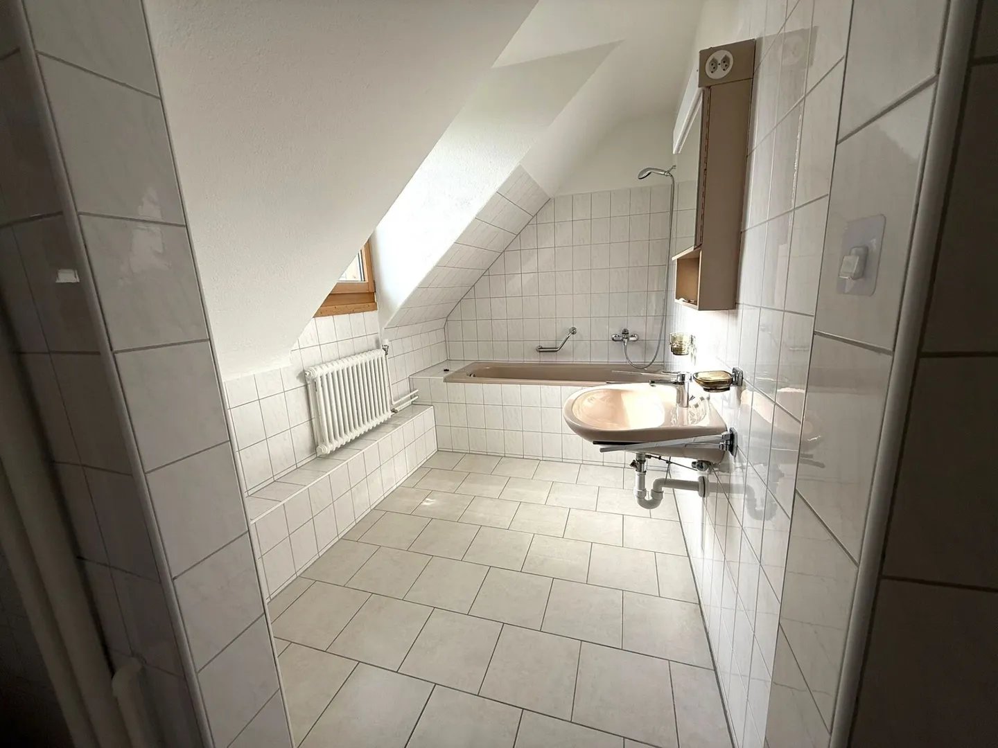 Ampio appartamento mansardato di 3,5 locali in una casa di 3 famiglie - Foto 9 di 11