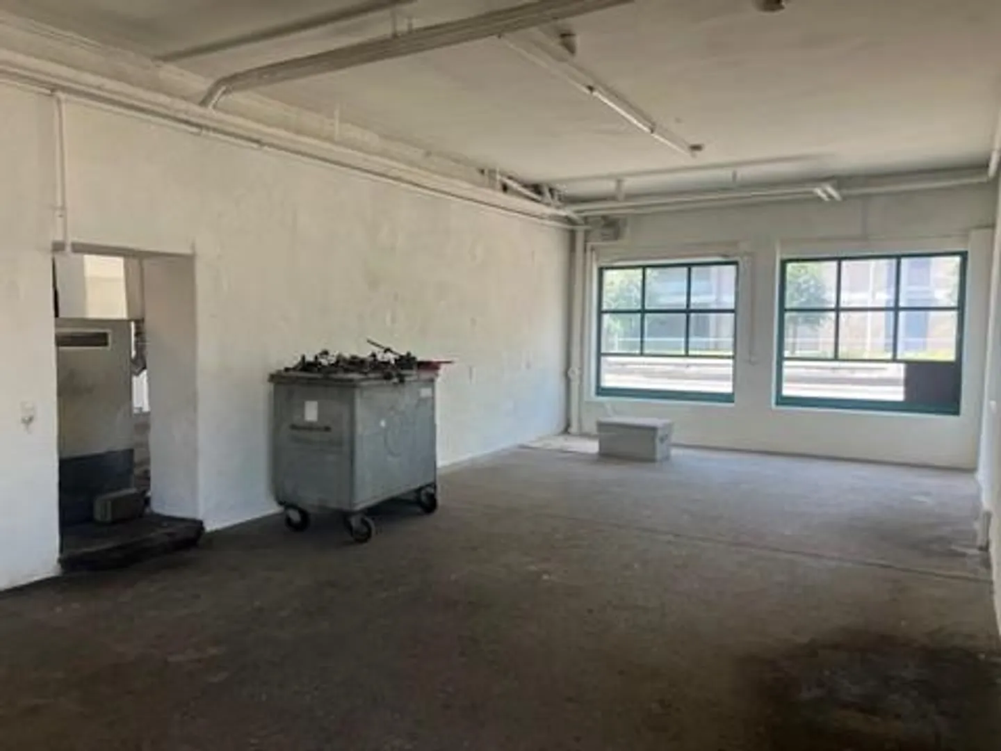 Espace de stockage incluant un bureau - Photo 4 sur 7