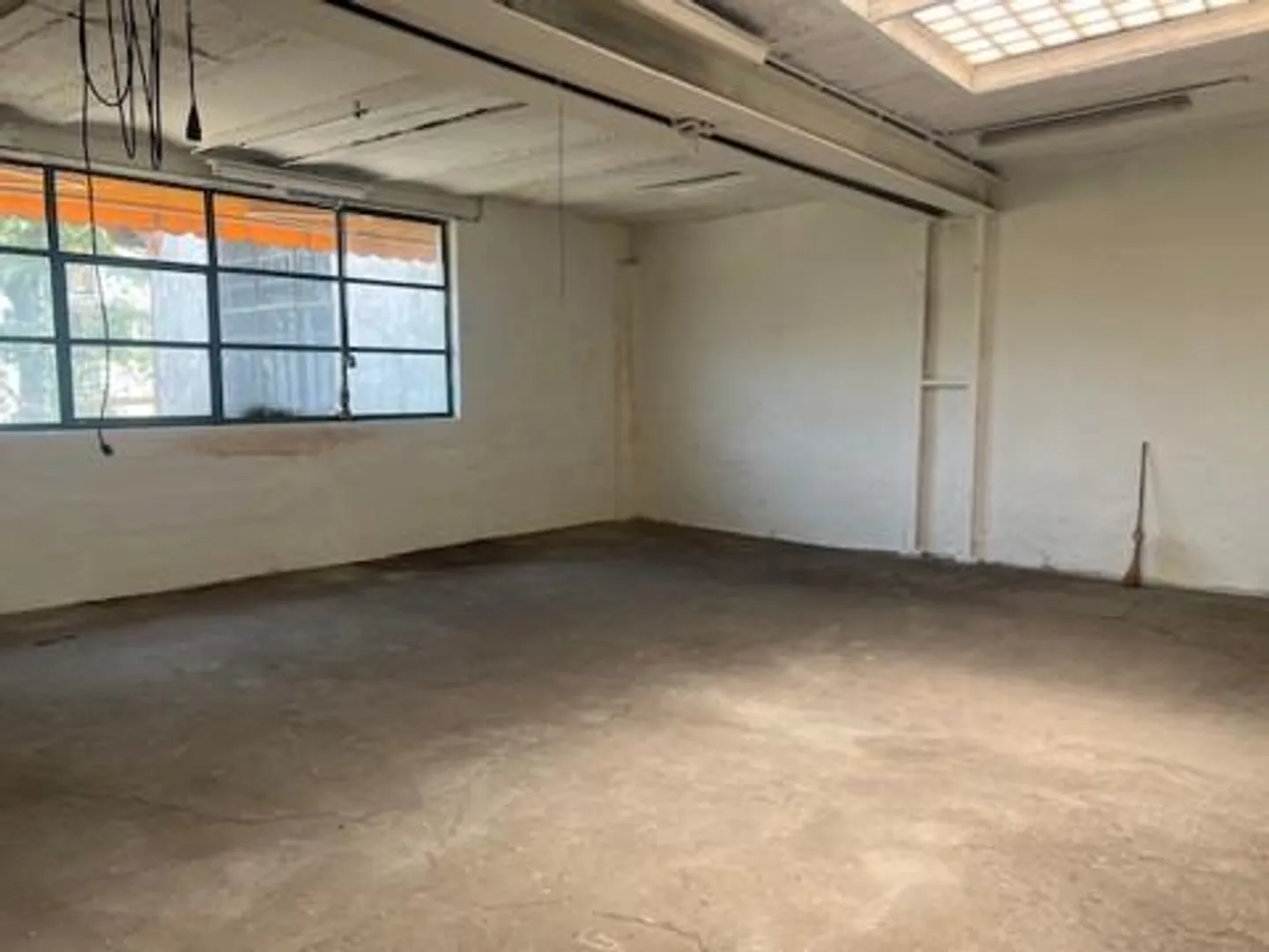 Espace de stockage incluant un bureau - Photo 5 sur 7