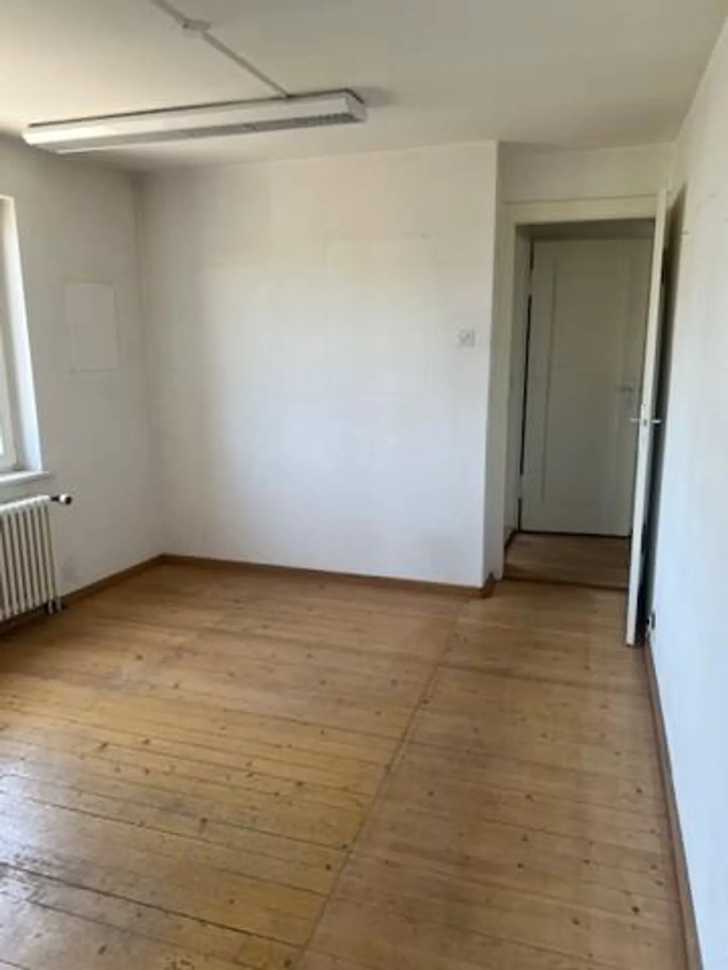Espace de stockage incluant un bureau - Photo 6 sur 7