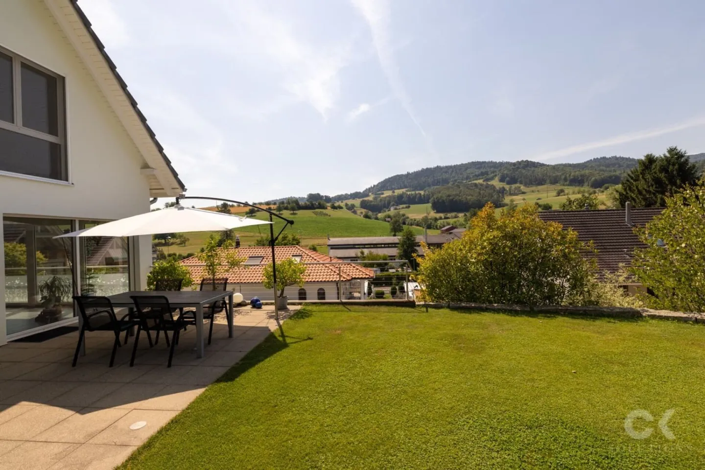 Paradis familial avec beau jardin et vue dégagée - Photo 4 sur 24