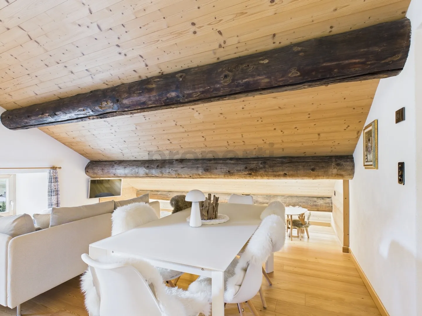 Tradition trifft Komfort: 2.5 Zimmer Zweitwohnung in Nufenen  naturverbunden und doch modern - Foto 2 von 11