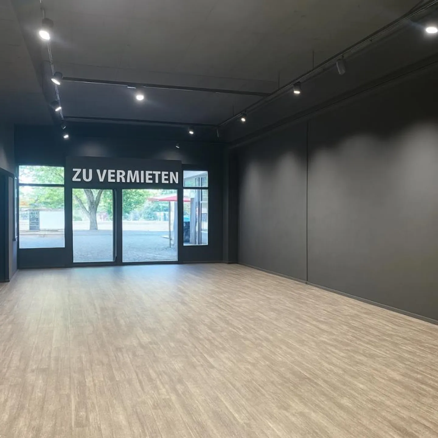 Commercial Space Fritz Käser-Strasse 2 - Photo 2 of 5